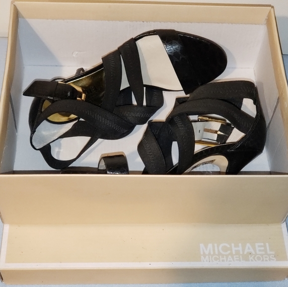 Michael Kors size 6.5 shoes - Picture 7 of 8